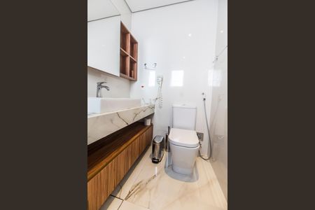 Casa de condomínio para alugar com 350m², 3 quartos e 2 vagas Casa de condomínio para alugar com 350m², 3 quartos e 2 vagasBanheiro da Suíte