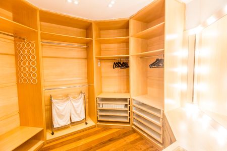 Casa de condomínio para alugar com 350m², 3 quartos e 2 vagas Casa de condomínio para alugar com 350m², 3 quartos e 2 vagasCloset da suíte