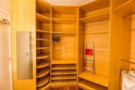 Casa de condomínio para alugar com 350m², 3 quartos e 2 vagas Casa de condomínio para alugar com 350m², 3 quartos e 2 vagasCloset da suíte