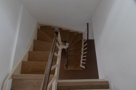 Casa para alugar com 200m², 4 quartos e 2 vagas Casa para alugar com 200m², 4 quartos e 2 vagasEscada