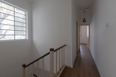 Casa para alugar com 200m², 4 quartos e 2 vagas Casa para alugar com 200m², 4 quartos e 2 vagasEscada