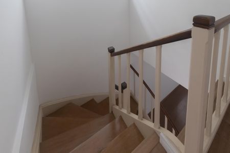 Casa para alugar com 200m², 4 quartos e 2 vagas Casa para alugar com 200m², 4 quartos e 2 vagasEscada