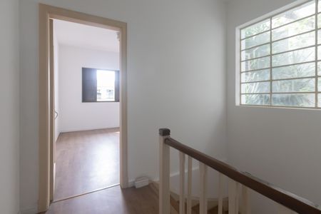 Casa para alugar com 200m², 4 quartos e 2 vagas Casa para alugar com 200m², 4 quartos e 2 vagasEscada