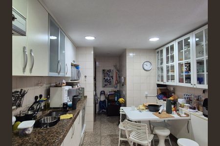 Apartamento para alugar com 220m², 4 quartos e 2 vagas