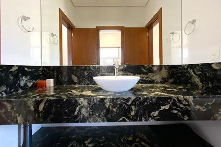 Casa de condomínio à venda com 500m², 5 quartos e 1 vaga Casa de condomínio à venda com 500m², 5 quartos e 1 vagaBanheiro 1 Semisuites