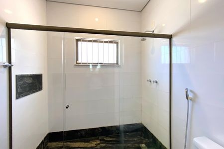 Casa de condomínio à venda com 500m², 5 quartos e 1 vaga Casa de condomínio à venda com 500m², 5 quartos e 1 vagaBanheiro 1 Semisuites