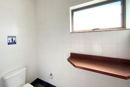 Casa de condomínio à venda com 500m², 5 quartos e 1 vaga Casa de condomínio à venda com 500m², 5 quartos e 1 vagaBanheiro