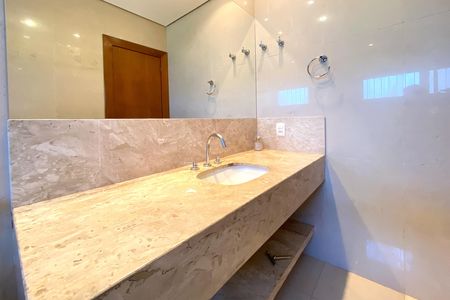 Casa de condomínio à venda com 500m², 5 quartos e 1 vaga Casa de condomínio à venda com 500m², 5 quartos e 1 vagaBanheiro da Suíte 1