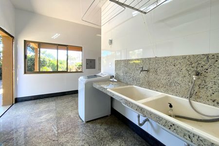 Casa de condomínio à venda com 500m², 5 quartos e 1 vaga Casa de condomínio à venda com 500m², 5 quartos e 1 vagaÁrea de Serviço