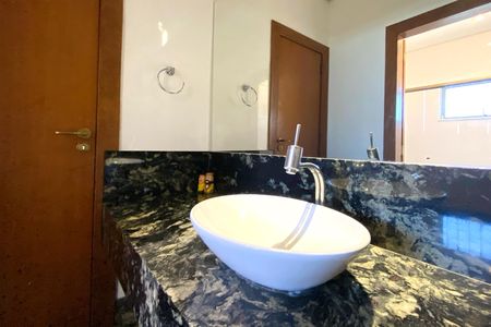 Casa de condomínio à venda com 500m², 5 quartos e 1 vaga Casa de condomínio à venda com 500m², 5 quartos e 1 vagaBanheiro 2 Semisuites