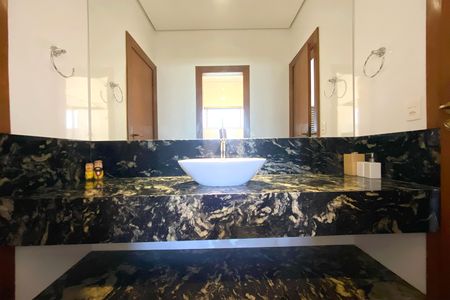 Casa de condomínio à venda com 500m², 5 quartos e 1 vaga Casa de condomínio à venda com 500m², 5 quartos e 1 vagaBanheiro 2 Semisuites