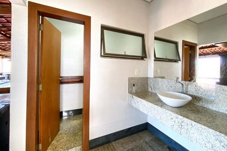 Casa de condomínio à venda com 500m², 5 quartos e 1 vaga Casa de condomínio à venda com 500m², 5 quartos e 1 vagaBanheiro