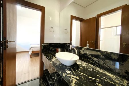 Casa de condomínio à venda com 500m², 5 quartos e 1 vaga Casa de condomínio à venda com 500m², 5 quartos e 1 vagaBanheiro 1 Semisuites