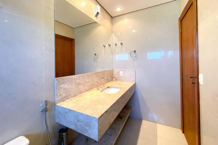 Casa de condomínio à venda com 500m², 5 quartos e 1 vaga Casa de condomínio à venda com 500m², 5 quartos e 1 vagaBanheiro da Suíte 1