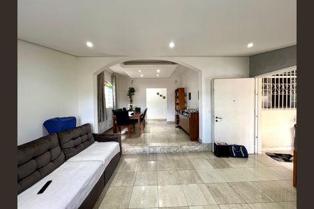 Casa à venda com 360m², 3 quartos e 4 vagas Casa à venda com 360m², 3 quartos e 4 vagasSala
