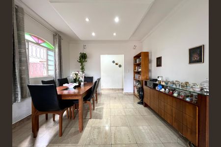 Casa à venda com 360m², 3 quartos e 4 vagas Casa à venda com 360m², 3 quartos e 4 vagasSala
