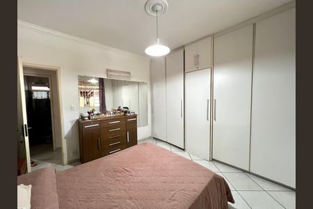 Casa à venda com 360m², 3 quartos e 4 vagas Casa à venda com 360m², 3 quartos e 4 vagasQuarto Suíte