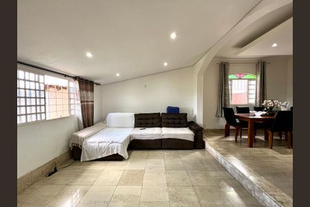Casa à venda com 360m², 3 quartos e 4 vagas Casa à venda com 360m², 3 quartos e 4 vagasSala