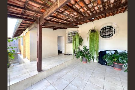 Casa à venda com 360m², 3 quartos e 4 vagas Casa à venda com 360m², 3 quartos e 4 vagasFachada
