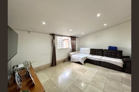 Casa à venda com 360m², 3 quartos e 4 vagas Casa à venda com 360m², 3 quartos e 4 vagasSala