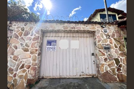 Casa à venda com 360m², 3 quartos e 4 vagas Casa à venda com 360m², 3 quartos e 4 vagasFachada