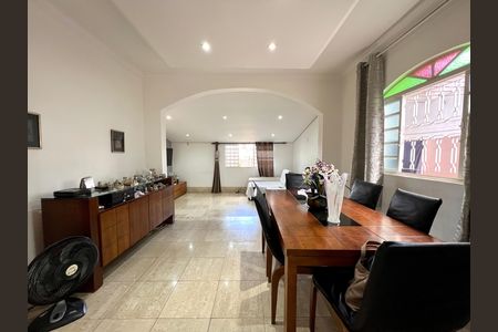 Casa à venda com 360m², 3 quartos e 4 vagas Casa à venda com 360m², 3 quartos e 4 vagasSala