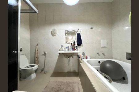 Casa à venda com 360m², 3 quartos e 4 vagas Casa à venda com 360m², 3 quartos e 4 vagasBanheiro da Suíte