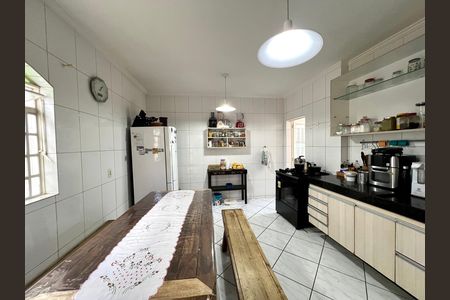 Casa à venda com 360m², 3 quartos e 4 vagas Casa à venda com 360m², 3 quartos e 4 vagasSala