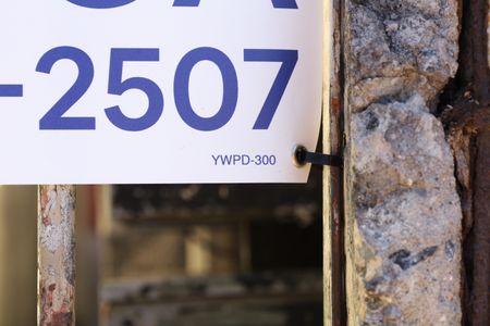 Casa para alugar com 50m², 3 quartos e sem vagaPlaca instalada no Portão do imóvel - Código da placa: YWPD-300