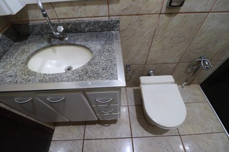 Banheiro social  de casa para alugar com 3 quartos, 130m² em Ipiranga, Ribeirão Preto