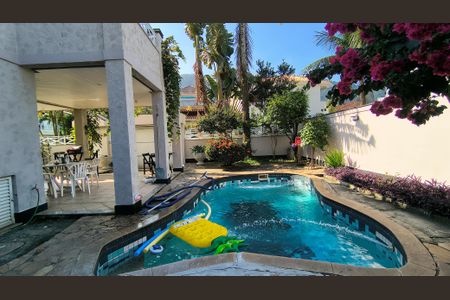 Casa de condomínio à venda com 289m², 3 quartos e 4 vagas Casa de condomínio à venda com 289m², 3 quartos e 4 vagasQuintal