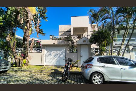 Casa de condomínio à venda com 289m², 3 quartos e 4 vagas Casa de condomínio à venda com 289m², 3 quartos e 4 vagasFachada da Casa