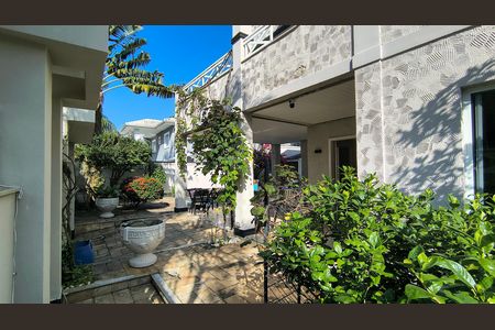 Casa de condomínio à venda com 289m², 3 quartos e 4 vagas Casa de condomínio à venda com 289m², 3 quartos e 4 vagasQuintal