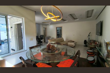 Sala de casa de condomínio à venda com 3 quartos, 289m² em Vargem Pequena, Rio de Janeiro
