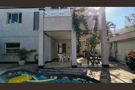 Casa de condomínio à venda com 289m², 3 quartos e 4 vagas Casa de condomínio à venda com 289m², 3 quartos e 4 vagasQuintal