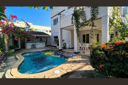 Casa de condomínio à venda com 289m², 3 quartos e 4 vagas Casa de condomínio à venda com 289m², 3 quartos e 4 vagasQuintal