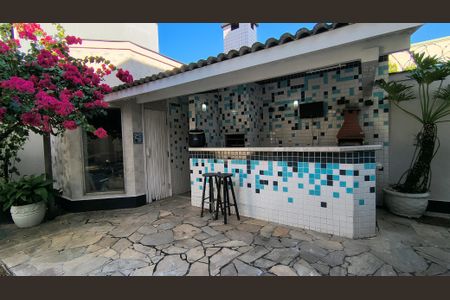 Casa de condomínio à venda com 289m², 3 quartos e 4 vagas Casa de condomínio à venda com 289m², 3 quartos e 4 vagasQuintal