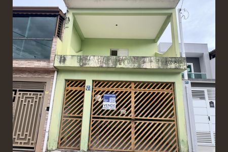 Casa à venda com 100m², 3 quartos e 2 vagas Casa à venda com 100m², 3 quartos e 2 vagasPlaca instalada na fachada do imóvel