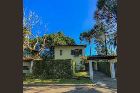 Casa à venda com 300m², 3 quartos e 2 vagas Casa à venda com 300m², 3 quartos e 2 vagasFachada