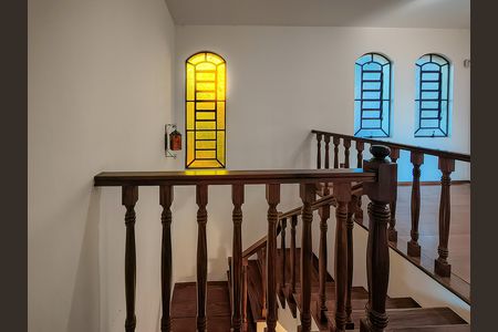 Casa à venda com 300m², 3 quartos e 2 vagas Casa à venda com 300m², 3 quartos e 2 vagasEscada