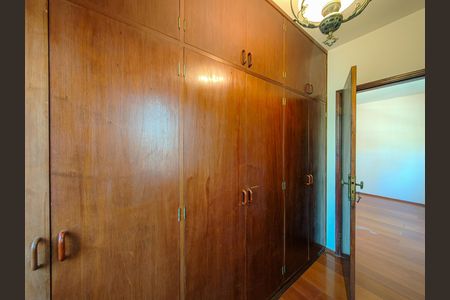 Casa à venda com 300m², 3 quartos e 2 vagas Casa à venda com 300m², 3 quartos e 2 vagasCloset da Suíte master