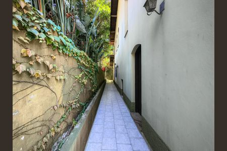 Casa à venda com 300m², 3 quartos e 2 vagas Casa à venda com 300m², 3 quartos e 2 vagasCorredor
