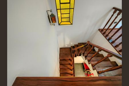 Casa à venda com 300m², 3 quartos e 2 vagas Casa à venda com 300m², 3 quartos e 2 vagasEscada
