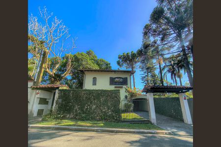 Casa à venda com 300m², 3 quartos e 2 vagas Casa à venda com 300m², 3 quartos e 2 vagasFachada