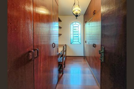 Casa à venda com 300m², 3 quartos e 2 vagas Casa à venda com 300m², 3 quartos e 2 vagasCloset da Suíte master