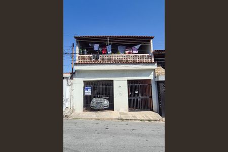 Casa à venda com 160m², 4 quartos e 2 vagas Casa à venda com 160m², 4 quartos e 2 vagasFachada