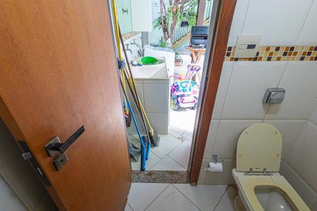 banheiro de serviço de casa à venda com 3 quartos, 388m² em Alípio de Melo, Belo Horizonte