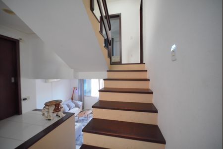 Casa para alugar com 133m², 3 quartos e 2 vagasEscada para dormitórios 