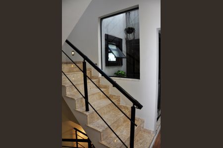 Casa à venda com 205m², 3 quartos e 2 vagas Casa à venda com 205m², 3 quartos e 2 vagasDetalhe - Escada para Varanda