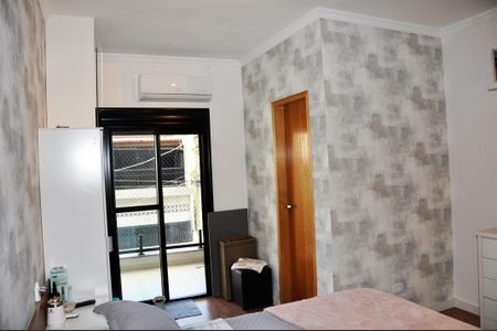 Casa à venda com 205m², 3 quartos e 2 vagas Casa à venda com 205m², 3 quartos e 2 vagasDetalhe - Quarto 01 com Suíte e Varanda